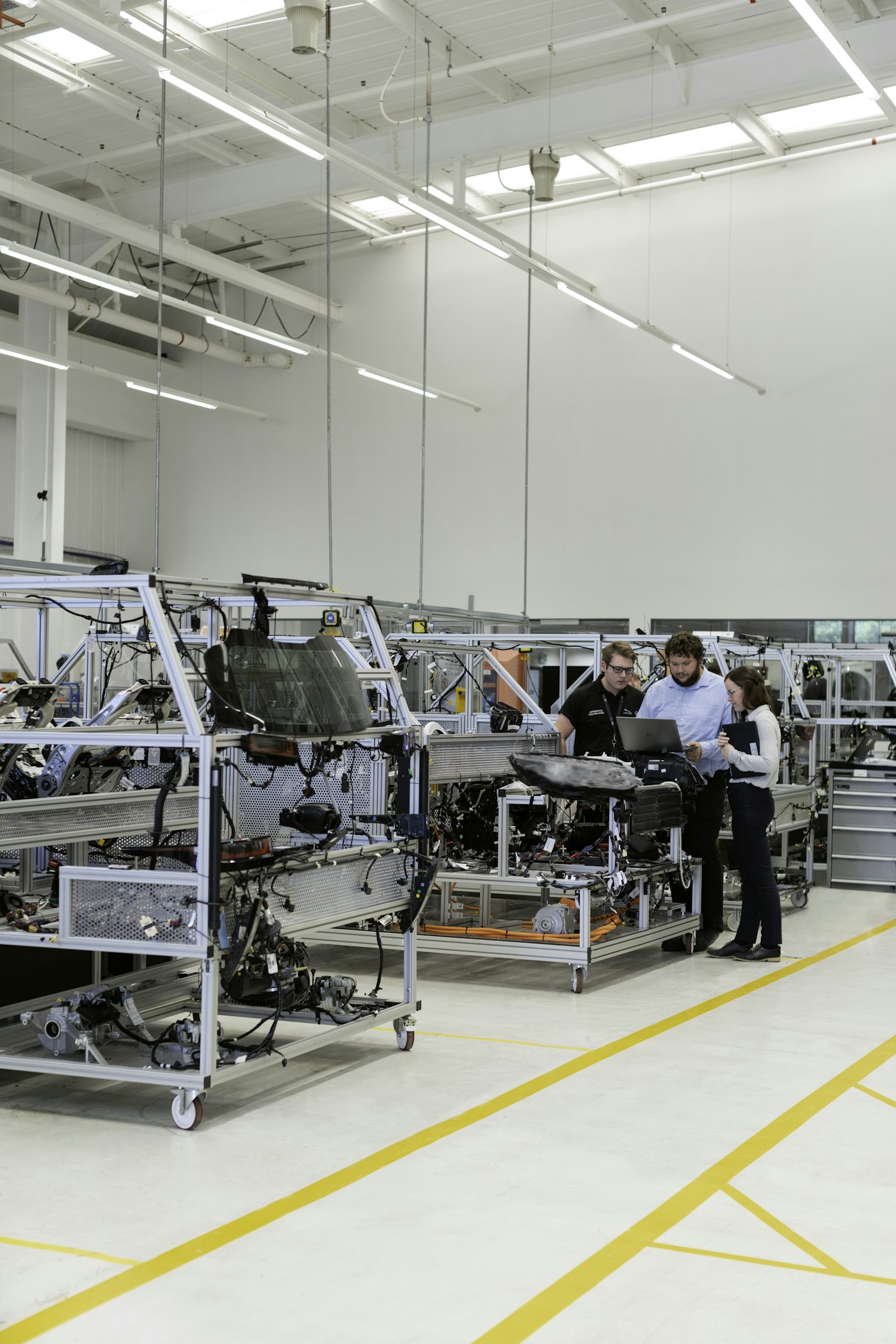 Time da MHTEC e cliente analisando dados juntos no chão de fábrica